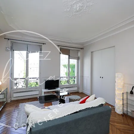 A Chic Retreat In Appartamento Parigi