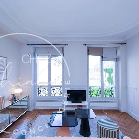 A Chic Retreat In Apartment Paris